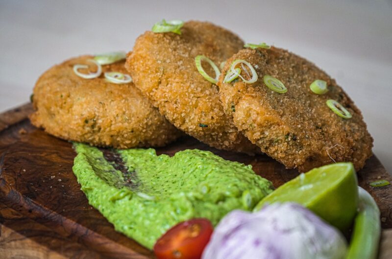 Crab cakes med avocadocreme