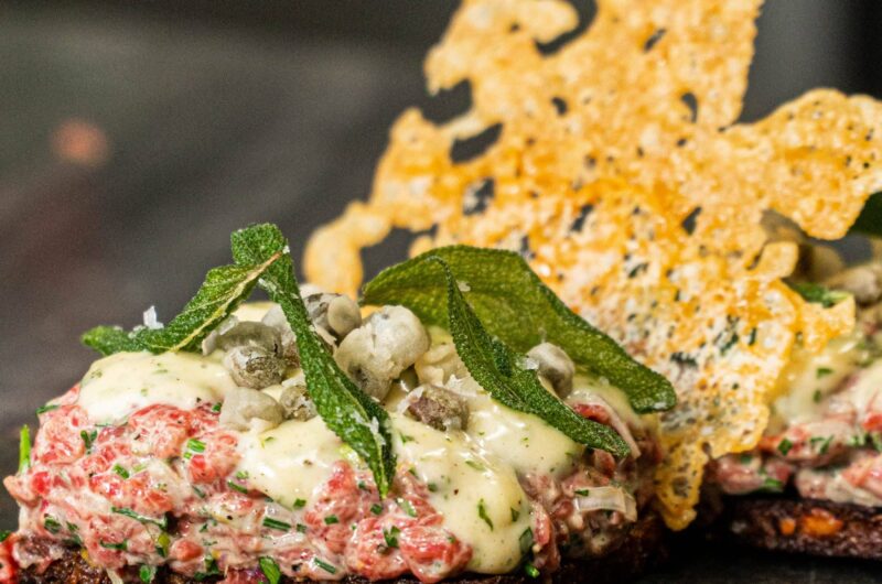 Oksetatar på smørristet rugbrød