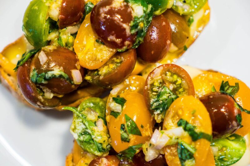 Tomatbruschetta med basilikum og hvidløg